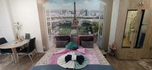 斯利文Velvita Central的一间卧室配有一张床,享有艾菲尔铁塔的景色