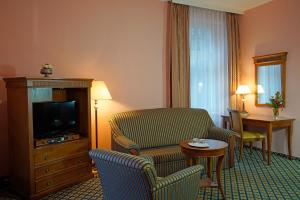 卡罗维发利Hotel Villa Lauretta的酒店客房设有电视和客厅。