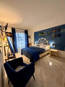 格拉齐Casa del Palombaro的一间卧室配有一张床和一把椅子
