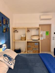 格拉齐Casa del Palombaro的一间卧室配有一张床和一个木制橱柜