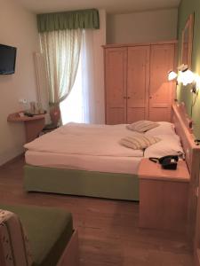 科姆梅扎杜拉Affittacamere Sissi的一间卧室设有一张大床和一个窗户。