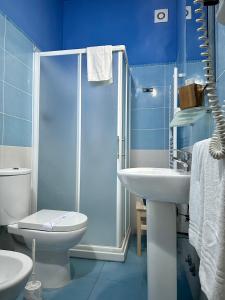格拉齐Casa del Palombaro的蓝色的浴室设有淋浴、卫生间和水槽。