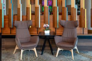 红木城Grand Bay Hotel San Francisco的两把椅子和一张带花瓶的桌子