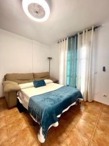 弗里希利亚纳Casa LUNA的一间卧室设有一张床和一个大窗户