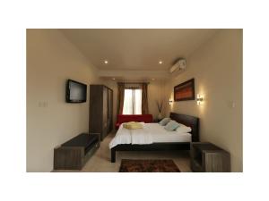 圣吉吉Jasmine Villa Senggigi的一间卧室设有一张床和一个窗口