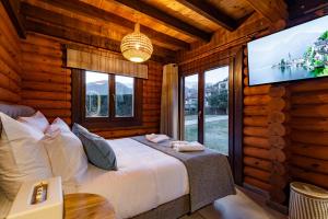 卡尔派尼西翁Evritos Villas & Suites with pool的一间卧室配有一张床和一台平面电视