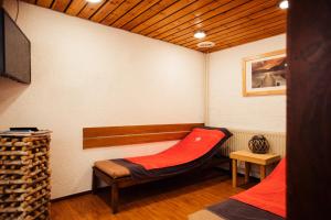 洛坎杰罗卡涅住宿酒店的一间设有床铺和沙发的房间