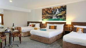 戈尔韦诺克斯戈尔韦酒店的酒店客房设有两张床和一张桌子。
