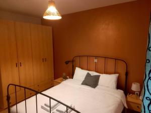 诺瓦瓦斯Apartment Mauro的一间卧室配有一张带白色床单和一盏灯的床。