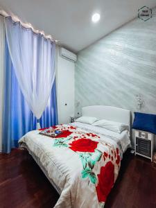 那不勒斯B&B Giosuè的一间卧室配有一张红色鲜花的大床