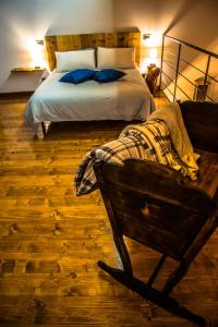 Francavilla BisioCascina Lunguria的一间卧室配有一张带蓝色枕头的床和一把椅子