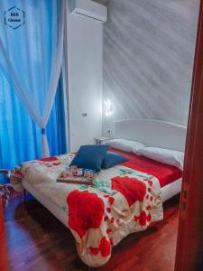 那不勒斯B&B Giosuè的一间卧室配有一张带红色和蓝色枕头的床