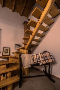 Francavilla BisioCascina Lunguria的客房设有木梁和木楼梯。