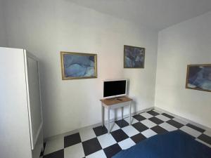 塞格拉泰L’appartamento di Mango e Pistacchio的一间房间,内设一张桌子和一台电脑显示器