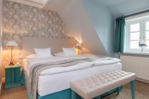 兰图姆瓦特霍夫酒店的卧室设有一张白色大床和一扇窗户。