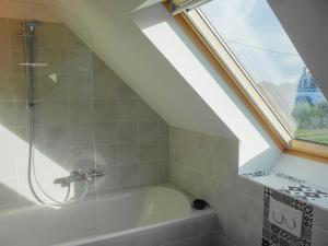 洛克马里亚Maison Locmaria, 3 pièces, 6 personnes - FR-1-418-209的带浴缸的浴室和窗户。