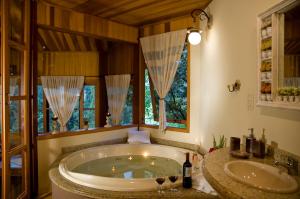 维奥康德马奥莫里亚旅馆的一间带大浴缸和两个盥洗盆的浴室