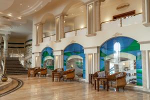 库塞尔Life Resorts Coral Hills Beach & SPA的大堂设有椅子和壁画