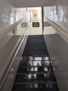 拉巴特Hôtel Assaâda的建筑物内有一个人的自动扶梯
