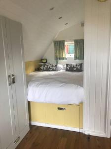 普里茅斯Bumble Bee Cottage的一间卧室,卧室内配有一张大床