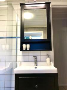 滕斯贝格Idyllic small farm appartment的浴室配有盥洗盆、镜子和浴缸