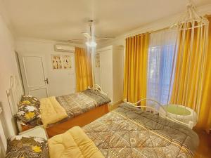 十月六日城Cozy Apartment (JANNA)的一间卧室设有两张床和窗户。
