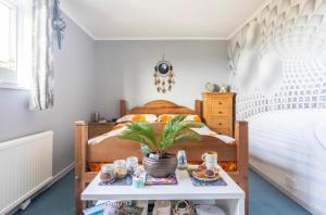康斯坦丁Double bedroom Helford central Cornwall的一间卧室配有一张床和一张桌子,上面有食物