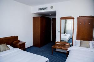 柳布什基哈姆酒店的酒店客房,设有两张床和镜子