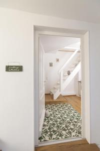 吕讷堡列布灵普拉茨假日公寓的通往带楼梯的房间的门