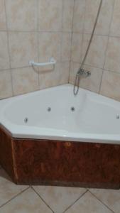 普洛缇尔DORMI-con HIDROMASAJE- POSADA RUTA 22 totalmente EQUIPADO的浴室设有浴缸和水龙头