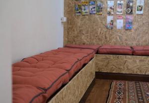 清迈@Home Hostel Wua Lai的坐在房间里一排红色枕头