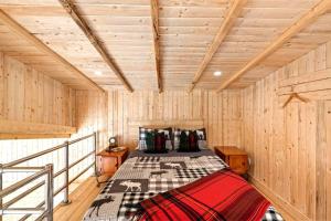 巴瑟斯特Cozy Cabin for Intimate Wilderness Escape的小木屋内一间卧室,配有一张床