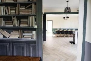 弗尔黎祖La Villa de l'Etoile 10 personnes的一间设有书架和用餐室的房间