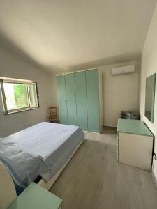 ThurioVIVICI country house的一间卧室配有一张床、一张书桌和一个窗户。