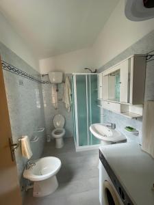 ThurioVIVICI country house的浴室设有2个水槽、卫生间和镜子。