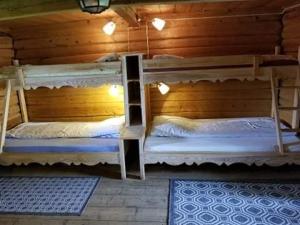 LundeBørte gård的小木屋内的两张双层床,配有背风性关节炎性关节炎性关节炎