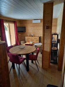 丰罗穆Eco-Logis des Cabris的配有桌椅和厨房的房间