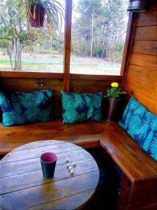 蒂格雷Krasia May的木制客房设有桌子和窗户。