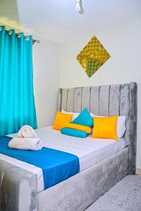 RuiruThe Presidential Suite的一间卧室配有带色彩缤纷枕头的床