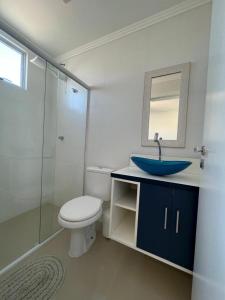 伊塔佩马Apartamento Novo e Confortável的一间带水槽、卫生间和镜子的浴室