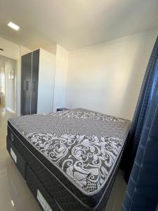 伊塔佩马Apartamento Novo e Confortável的一张位于蓝色床架的房间的床铺