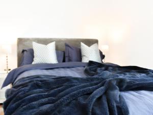 华盛顿Riverside Hideaway的一张带黑色毯子和枕头的床