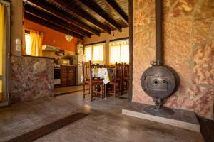 圣哈维尔Brisas de Chacras的一间厨房和一间带炉灶的用餐室