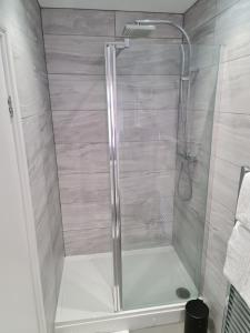 韦茅斯Marden guest house的浴室里设有玻璃门淋浴