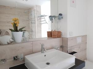 奥茨塞巴德·迪尔哈根Bickbeerenstrand的浴室设有白色水槽和镜子