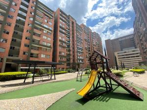 麦德林Apartamento Completo Poblado - Ubicacion Central con Parqueadero的公园里一个带滑梯的游乐场