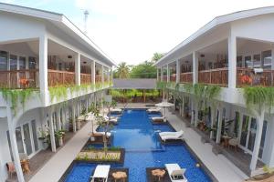 吉利特拉旺安Sea Shell Resort的享有酒店庭院的空中景致
