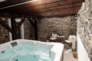 考波尔奇Hazai Provence的石墙客房内的浴缸