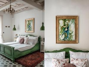 考波尔奇Hazai Provence的一间卧室配有一张绿色的床,墙上挂着一幅画