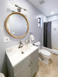 迈阿密Private King Suite in Miami的一间带水槽、卫生间和镜子的浴室
